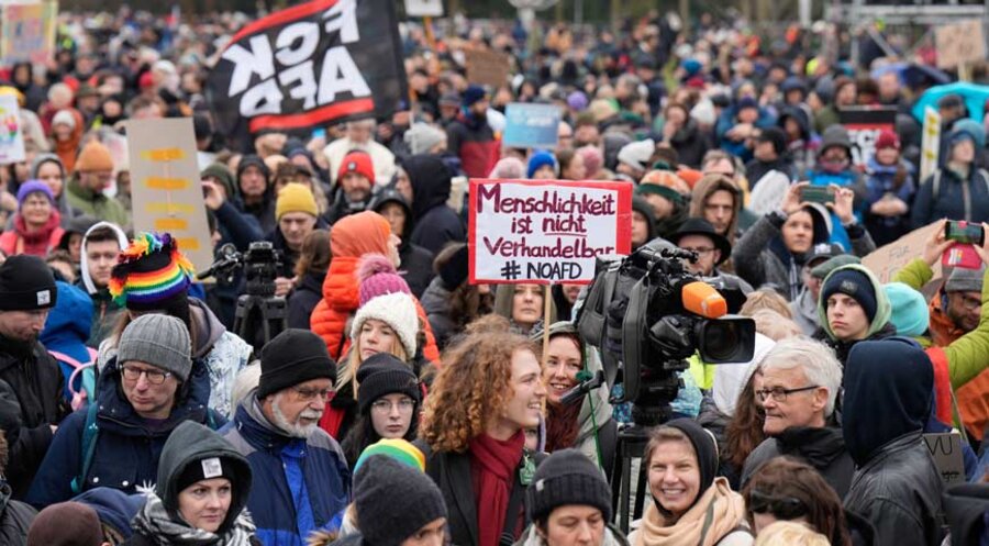 Die Demonstration unter dem Motto „Wir sind die Brandmauer“ vor dem Bundestag am 3. Februar.  Foto: picture alliance / Geisler-Fotopress | Bernd Elmenthaler