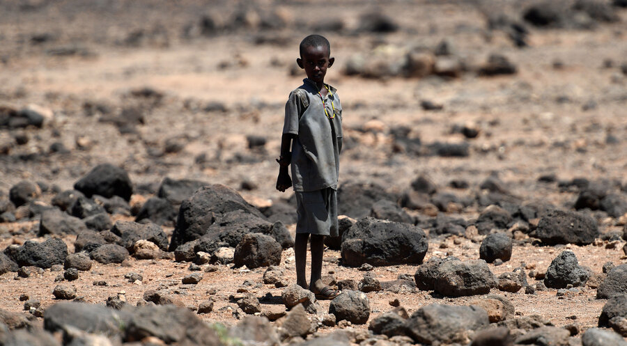 Ein Junge in Kenia auf einem ausgetrockneten Feld. Foto: Picture Alliance/Helmut Fohringer
