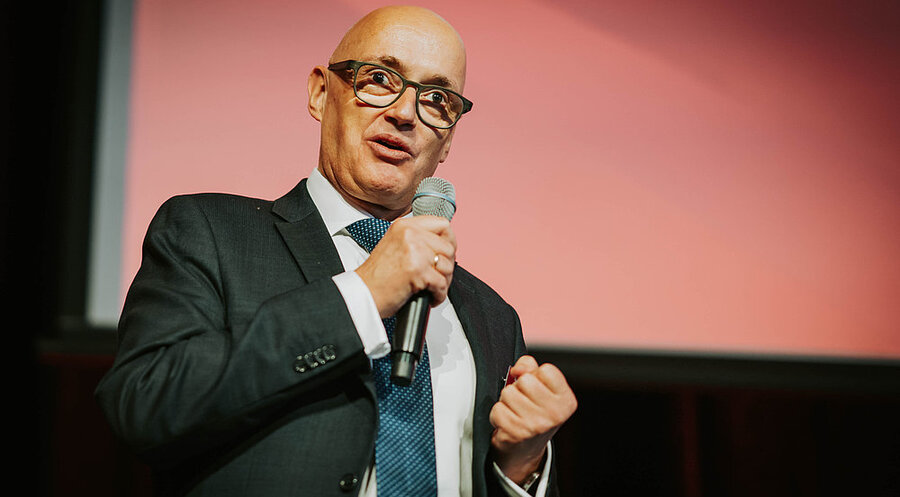 INSA-Geschäftsführer Hermann Binkert bei seinem Vortrag beim IDEA-Jahresempfang. Foto: IDEA/senses-matthiasschmitt.de