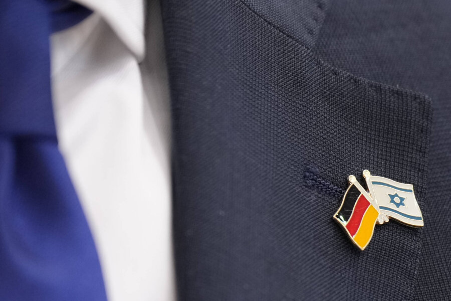 Das Mitglied der Deutsch-Israelischen Gesellschaft trug einen Anstecker mit einer Israel-Flagge. 