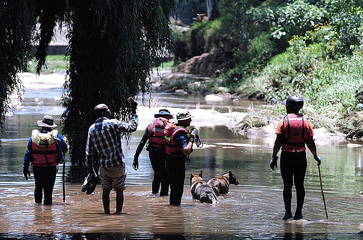 Rettungskräfte suchen im Jukskei nach Vermissten. Foto: Picture Alliance/Associated Press
