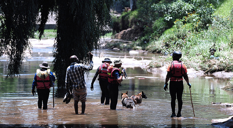 Rettungskräfte suchen im Jukskei nach Vermissten. Foto: Picture Alliance/Associated Press