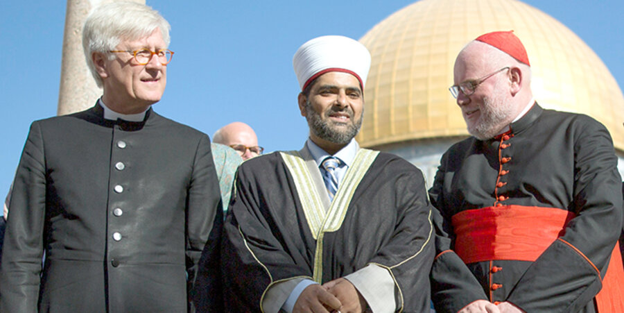 v. l.: Der EKD-Ratsvorsitzende, Landesbischof Heinrich Bedford-Strohm, Scheich Omar Awadallah Kiswani, und Kardinal Reinhard Marx auf dem Tempelberg. Foto: picture-alliance/dpa
