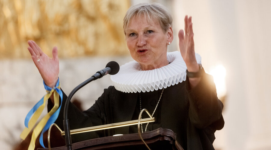 Bischöfin Kirsten Fehrs bei einer Predigt im Juni 2022 in der Hamburger Kirche St.Michaelis. Foto: Picture Alliance/Markus Scholz