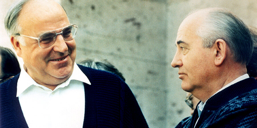 v. l.: Bundeskanzler Helmut Kohl 1990 im Gespräch mit dem sowjetischen Staatspräsidenten Michail Gorbatschow. Foto: picture-alliance/dpa