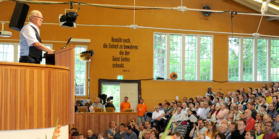 Der ehemalige Vorstandsvorsitzende von ERF Medien, Jürgen Werth, in einer Bibelarbeit auf der Jahreskonferenz der Deutschen Evangelischen Allianz. Foto: Deutsche Evangelische Allianz