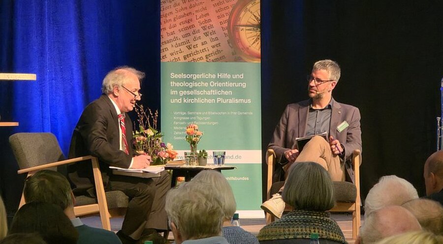 Sollen Konservative aus den Landeskirchen austreten? Darüber diskutierten Wolfgang Nestvogel (li.) und Martin P. Grünholz beim Kongress des Gemeindehilfsbundes. Foto: Gemeindehilfsbund/Ina Krause