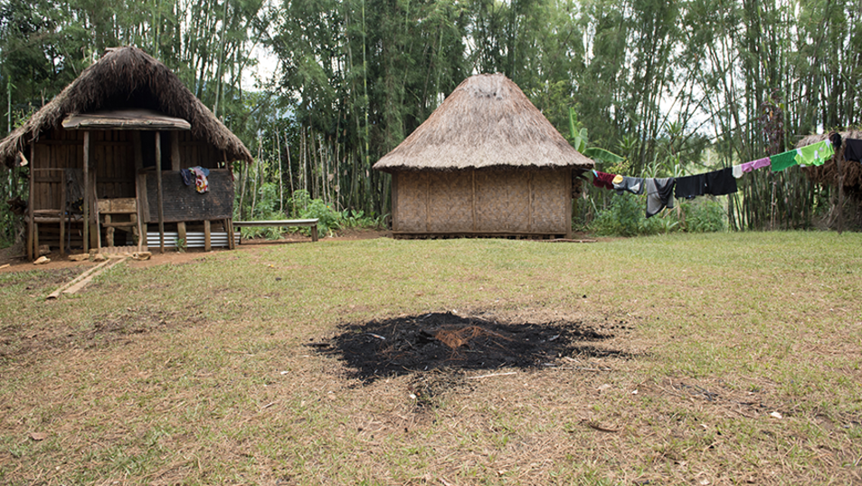 Der dunkle Brandfleck zeugt von einem Scheiterhaufen, auf dem eine Frau als „Hexe“ angezündet wurde. Foto: Missio/Bettina Flitner