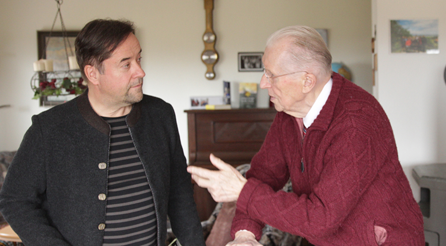 Regisseur Jan Josef Liefers im Gespräch mit Uwe Holmer. Foto: ZDF/ Alexander Seidenstücker
