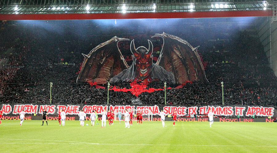 „Teufelsbeschwörung“ in der voll besetzten Westkurve des Betzenberg-Stadions in Kaiserslautern. Foto: picture alliance/Foto Huebner 