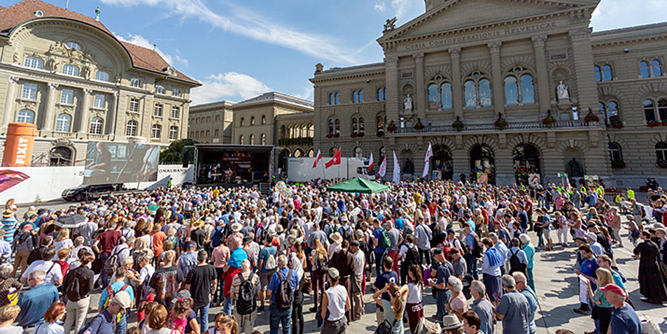 Dank eines massiven Polizeiaufgebots konnte die Kundgebung mit rund 1.500 Besuchern wie geplant durchgeführt werden. Foto: Copyright www.marschfuerslaebe.ch