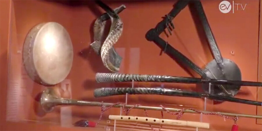Instrumente aus Jesu Zeit, wie Schofar (Widderhorn) und Zimbel (kleine Metallbecken), sind Forschern bekannt. Screenshot: YouTube/evTV