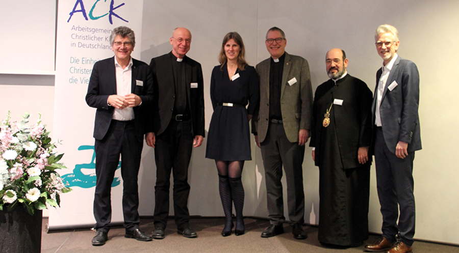 (v.l.) Landesbischof Ernst-Wilhelm Gohl, Weihbischof Peter Birkhofer, Verena Hammes, 
Reverend Christopher Easthill, Bischof Emmanuel von Christoupolis und Pastor Manfred Ewaldt. Foto: ACK
