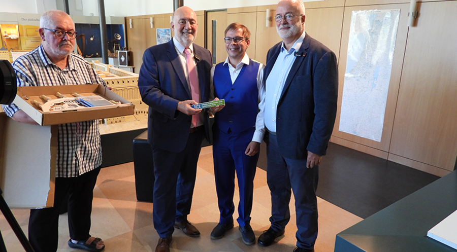 Treffen der Mitarbeiter der Sächsischen Israelfreunde mit dem israelischen Botschafter (v.l.n.r.): Wilfried Gotter, Israels Botschafter Ron Prosor, der Vorsitzende des Vereins, Samuel Hänsch, und Werner Hartstock 