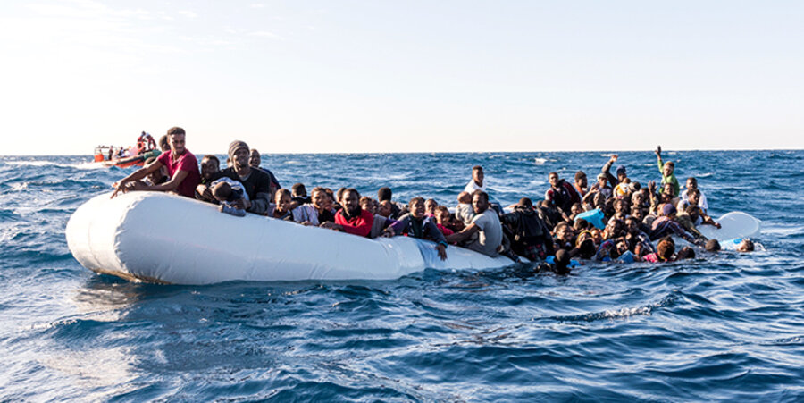 Viele Flüchtlinge wagen den gefährlichen Weg über das Mittelmeer, um in Europa ein neues Leben zu beginnen. Foto: picture-alliance/Laurin Schmid/SOS MEDITERRANEE