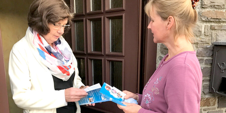 Bei ihren Missionseinsätzen erlebten die Mitarbeiter des evangelikalen Werks fast durchweg freundliche Reaktionen. Foto: Arbeitsgemeinschaft Christliche Hauskreise