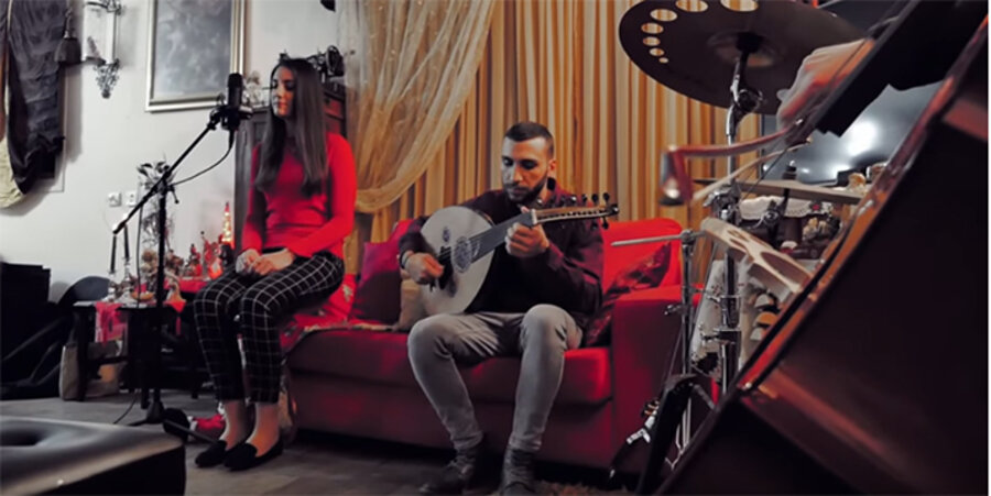 Die Brüder stellten auch das Lied „Stille Nacht” auf Arabisch auf YouTube. Screenshot: YouTube/Sakhnini Brothers
