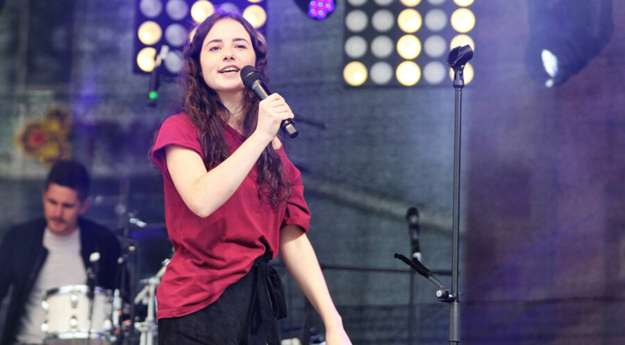 Adina Mitchell bei einem Konzert. Foto: IMAGO / Hartenfelser