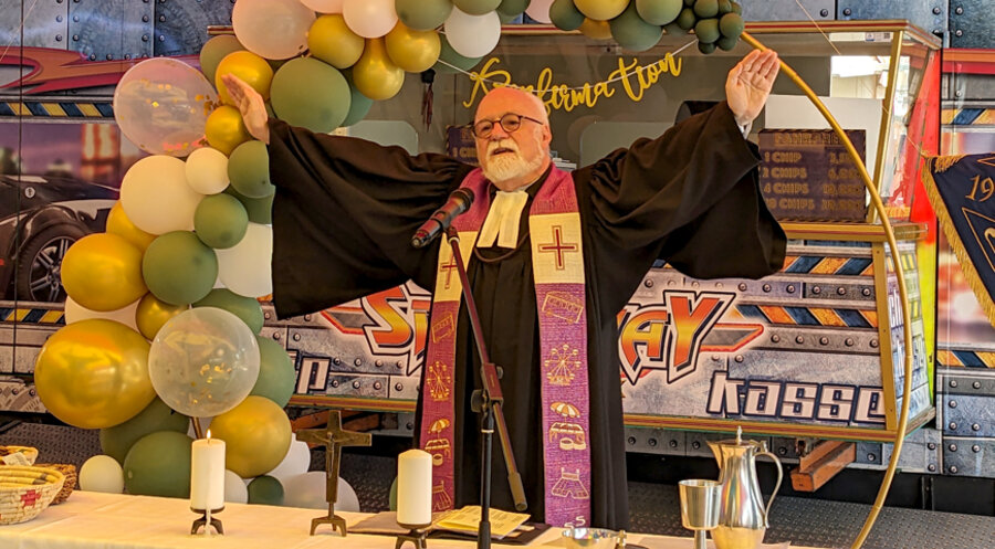 Pfarrer Volker Drewes beim Gottesdienst. Foto: IDEA/Christian Starke