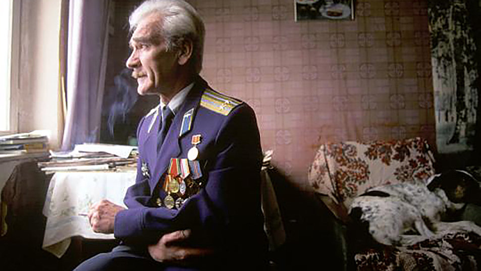Oberstleutnant Stanislaw Petrow in seiner Wohnung (1999). Foto: Mauritius