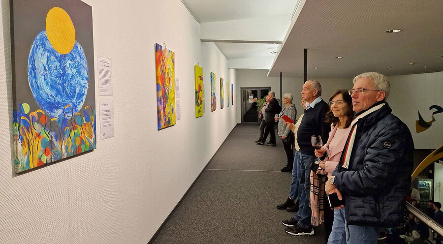 Die Besucher auf der Vernissage. Foto: Theologische Hochschule Ewersbach