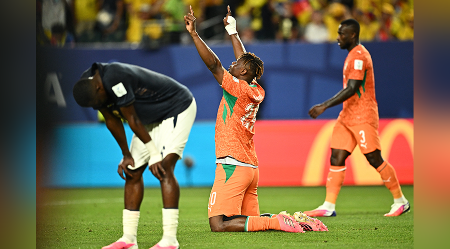 Dank an Gott: Der ivorische Spieler Emmanuel Agbadou nach dem WM-Spiel der Elfenbeinküste gegen Ecuador. Foto: picture alliance/REUTERS/Dylan Martinez