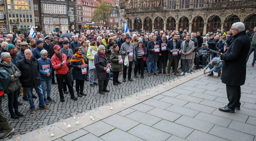 An der Solidaritätsdemonstration auf dem Marktplatz vor der Bremischen Bürgerschaft nahmen rund 300 Bürger teil. Foto: picture alliance/dpa | Focke Strangmann