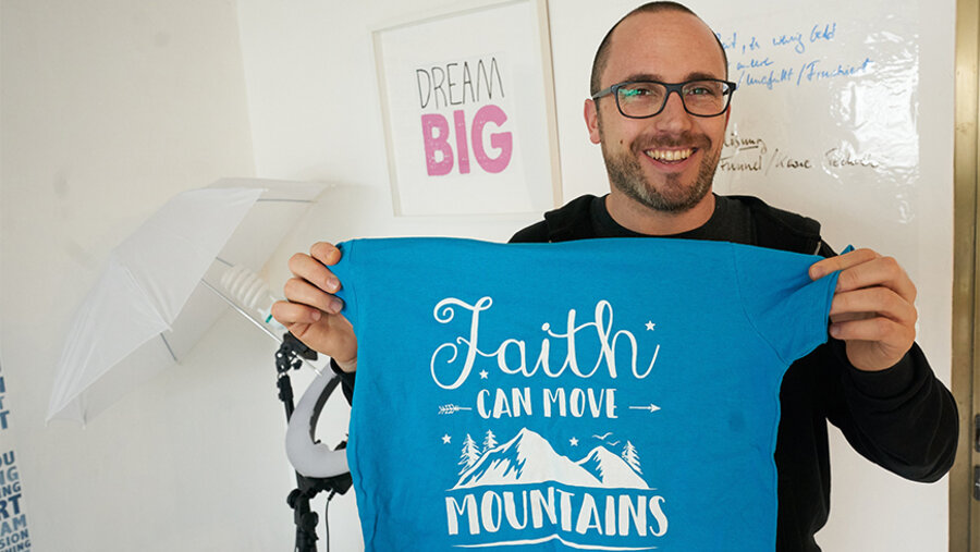 Daniel Gaiswinkler verdient mit christlichen T-Shirts sein Geld. Foto: BILD/Tomas Frey