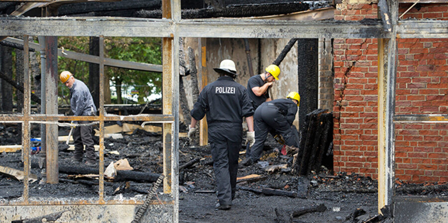 2013 brannte die evangelische Willehadi-Kirche in Garbsen bei Hannover. Die Täter sind bis heute nicht ermittelt. Foto: picture-alliance/dpa