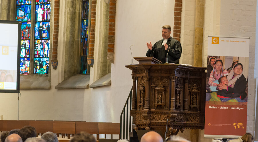Pastor der Bremer St.-Martini-Gemeinde, Olaf Latzel, predigte beim diesjährigen Missionstag der Hilfsaktion Märtyrerkirche. Foto: Michael Feuchtmayr