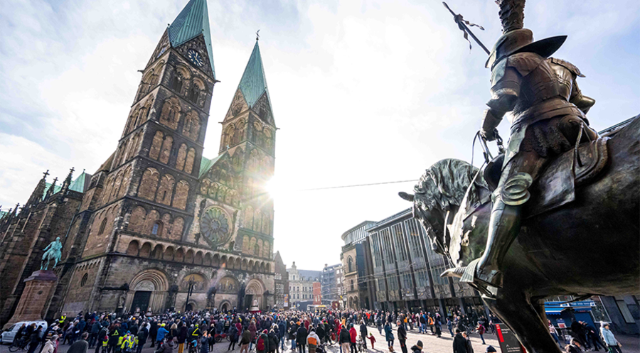 Bislang fanden die Mahnwachen einmal im Monat auf dem Kirchengelände vor dem evangelischen St. Petri Dom statt. Foto: picture alliance/dp/Sina Schuldt