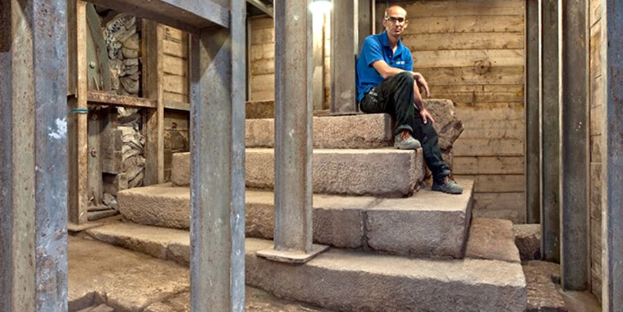 Der Leiter der Ausgrabungen, Joe Uziel, auf der entdeckten Treppe. Foto: Shai Halevy/Courtesy of the Israel Antiquities Authority/dpa