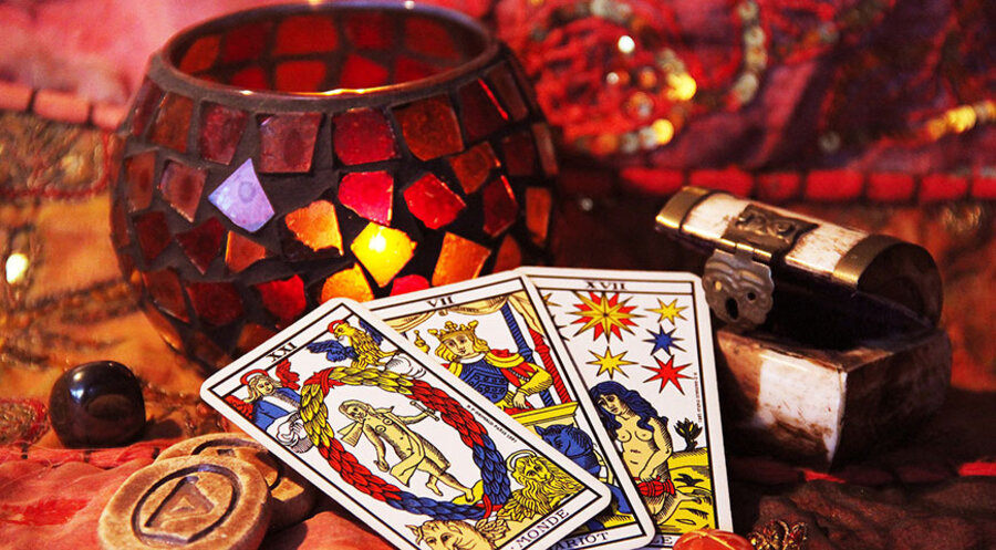 Esoterik-Anhänger locken damit, durch einen Zaubertrank, ein Amulett oder einer Aurachirurgie Probleme aus der Welt zu schaffen. Foto: pixabay.com