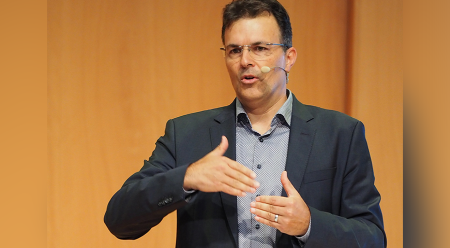 Marc Jost erklärt, wie sich das Theologiestudium in seinem Leben und Dienst bewährt. Foto: TSC/Michael Gross
