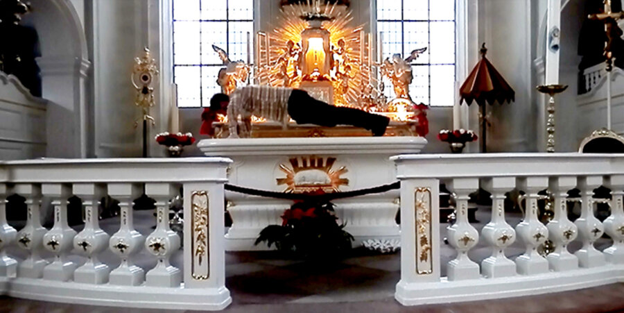 Alexander Karle hatte im vergangenen Jahr auf dem Altar der katholischen Basilika St. Johann unter anderem Liegestützen gemacht und in einem Video festgehalten. Foto: picture-alliance/Alexander Karle/dpa