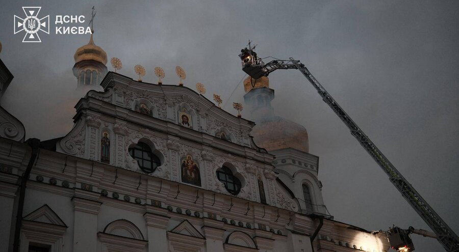 Das Dach der Mariä-Entschlafens-Kathedrale stand in Flammen. Foto: IMAGO / Anadolu Agency