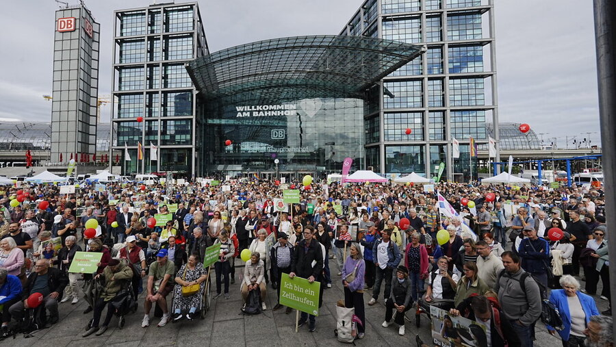 Teilnehmer auf dem diesjährigen „Marsch für das Leben“ in Berlin auf dem Washingtonplatz.  