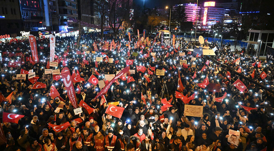 Proteste in der türkischen Hauptstadt Ankara gegen die Festnahme Imamoglus. Foto: picture alliance/Sipa USA/Depo Photos