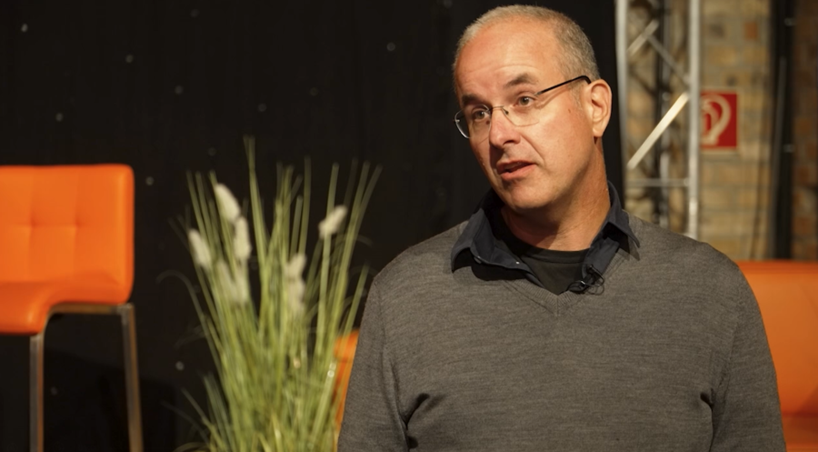Der Theologieprofessor für Evangelisation und Apologetik an der Evangelischen Hochschule Tabor und Referent des Instituts für Glaube und Wissenschaft (IGUW), Matthias Clausen, beim „Hoffnungsfestival“. Screenshot: IDEA TV