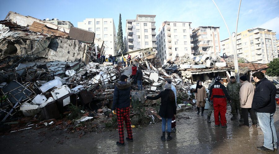 Menschen auf der Straße in Hatay, im Süden der Türkei. Foto: Picture Alliance/Eren Bozkurt