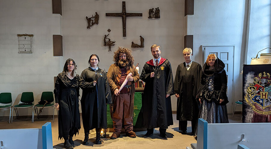 Das Gottesdienst-Team um Gemeindepfarrer David Kulik (3. v. r.) war ebenso kostümiert wie rund ein Drittel der anwesenden Besucher. Foto: Kirchengemeinde Frommershausen