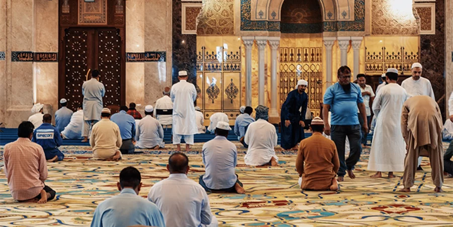 Der Muezzin ruft Muslime zum Gebet in die Moschee. Foto: unsplash.com