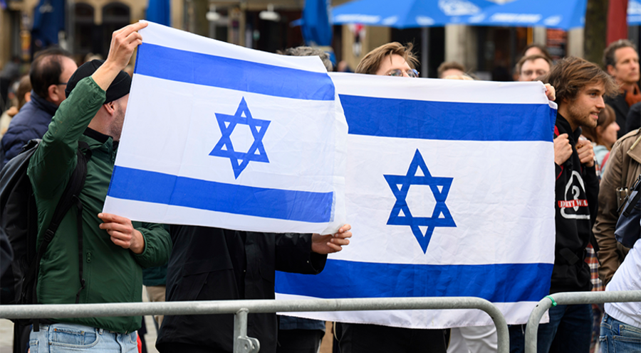 Teilnehmer einer pro-israelischen Demonstration protestieren in Köln für Solidarität mit Israel. Foto: picture alliance/Panama Pictures/Alexander Franz