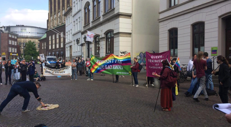 Vor dem Gerichtsgebäude demonstrierten rund 50 Anhänger der Queer-Bewegung gegen das Urteil. Foto: IDEA/David Wengenroth