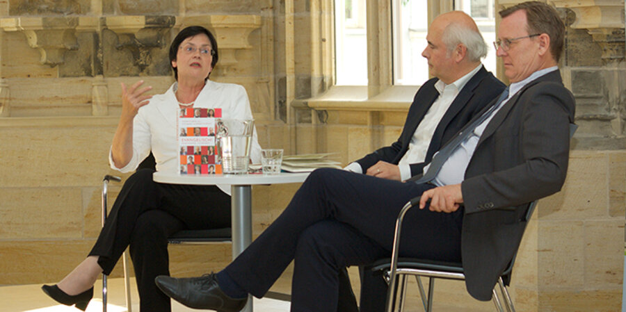 Thüringens Ministerpräsident Bodo Ramelow (Die Linke, rechts im Bild) und seine Amtsvorgängerin, Christine Lieberknecht (CDU). Foto: Internationale Martin Luther Stiftung