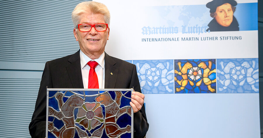 Unternehmer Friedhelm Loh mit der Lutherrose. Foto: Peter Himsel/www.himsel.de