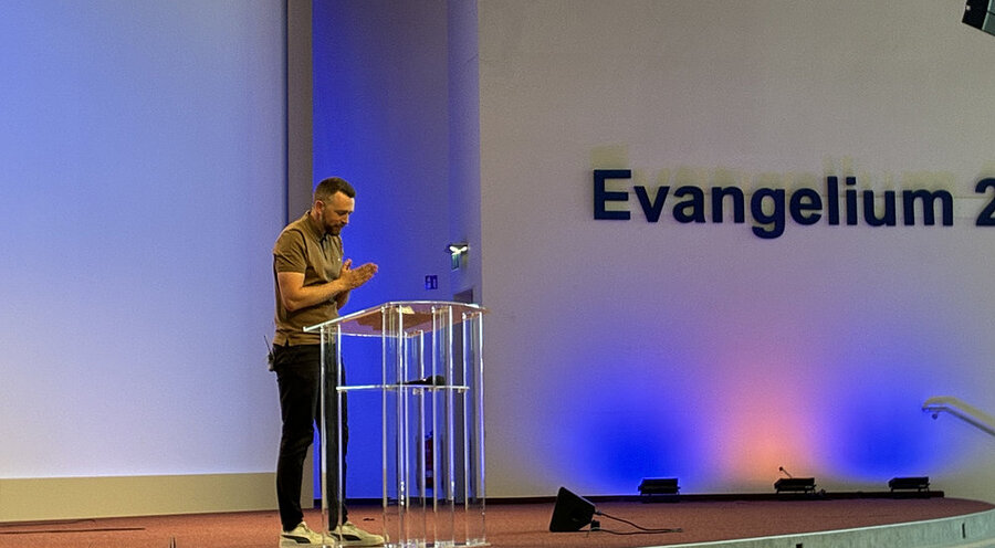 Pastor Rudi Tissen rief bei der Konferenz dazu auf, das Evangelium nicht den Vorstellungen der Welt anzupassen. Foto: IDEA/Manuel Probst