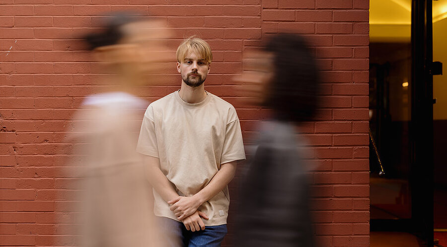 Junge Menschen kämpfen zunehmend mit Einsamkeit. Symbolfoto: iStock/Ivan Pantic