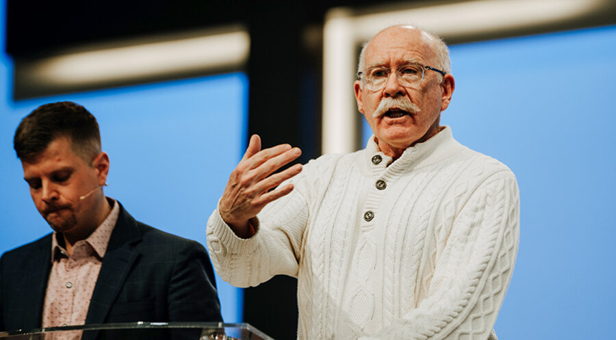 Der US-Evangelist und Missionar J. Mack Stiles (rechts) wurde übersetzt von E21-Geschäftsführer Alexander Reindl. Foto: E21/Danny Fröse