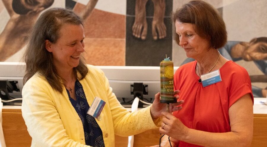 Bettina Westfeld (li.) gratuliert ihrer Nachfolgerin. Foto: EVLKS 